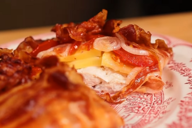 Курица с овощами в беконе