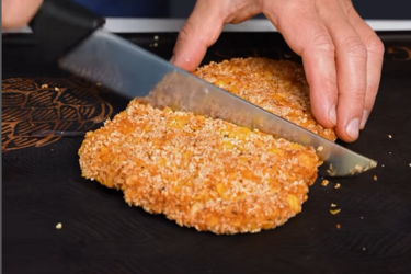 Шніцель з курки з моцарелою: приголомшливий результат