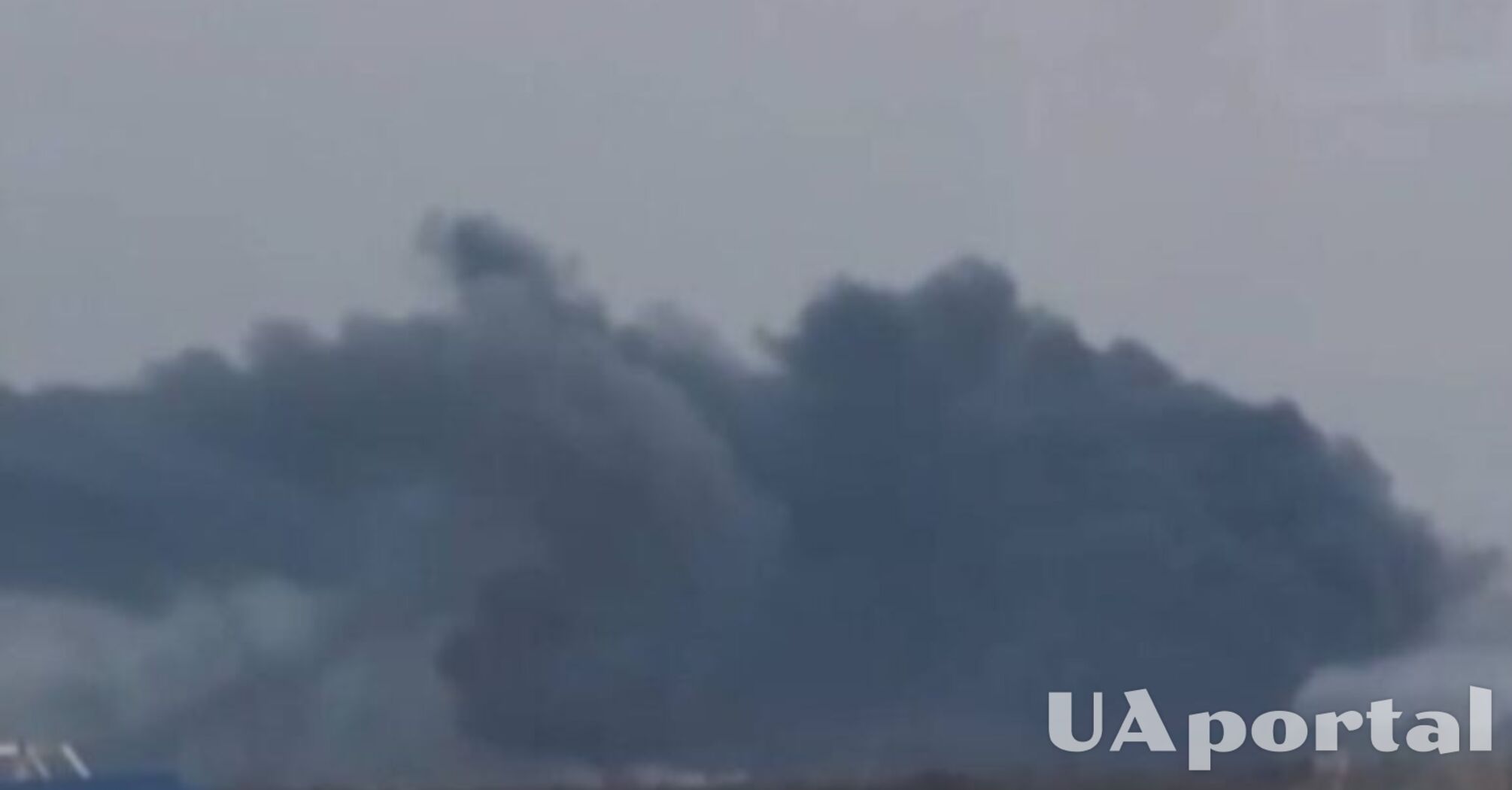 Дрони атакували військовий аеродром в Краснодарському краї рф: росіяни заявили про знищення 46 БПЛА (відео)