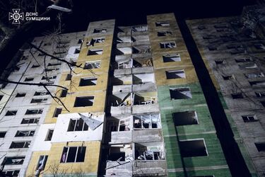 Армія рф вдарила по багатоповерхівці у Сумах: 11 загиблих - серед них двоє дітей, 50 поранено, у місті зникло світло (фото)