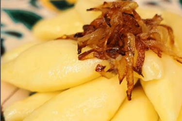 Традиційна страва західноукраїнської кухні: лиганці з бринзою