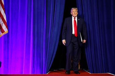 Трамп требует показать ему карту России будущего