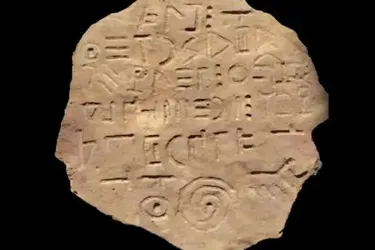 В Грузии обнаружили уникальную табличку с неизвестными письменами: показывает сложный уровень мастерства