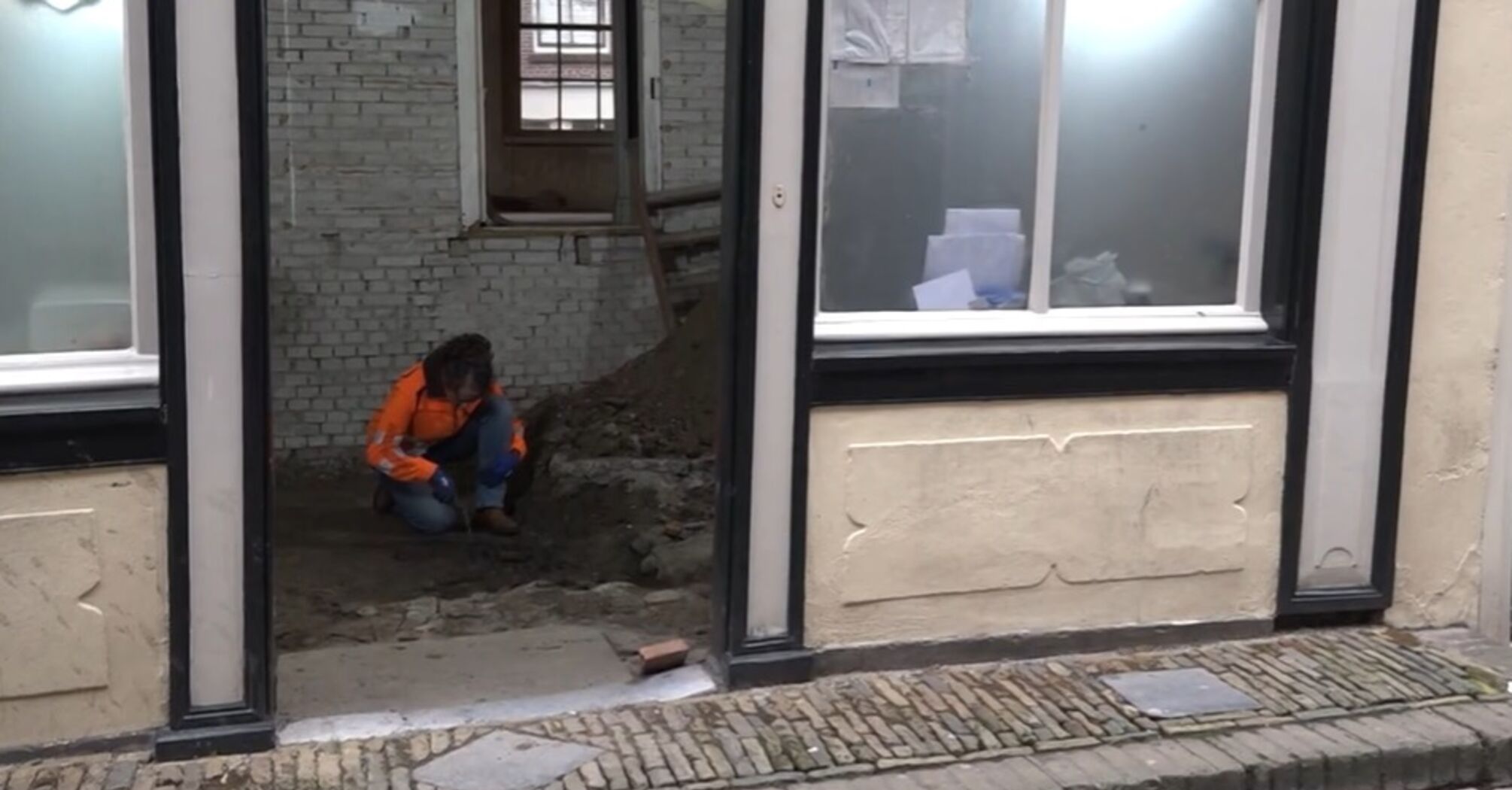 In the Netherlands, a floor paved with bones was found in the red light district (photo)