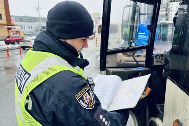 Штрафи до 20 тисяч грн: водіям нагадали, чого не можна робити за кермом