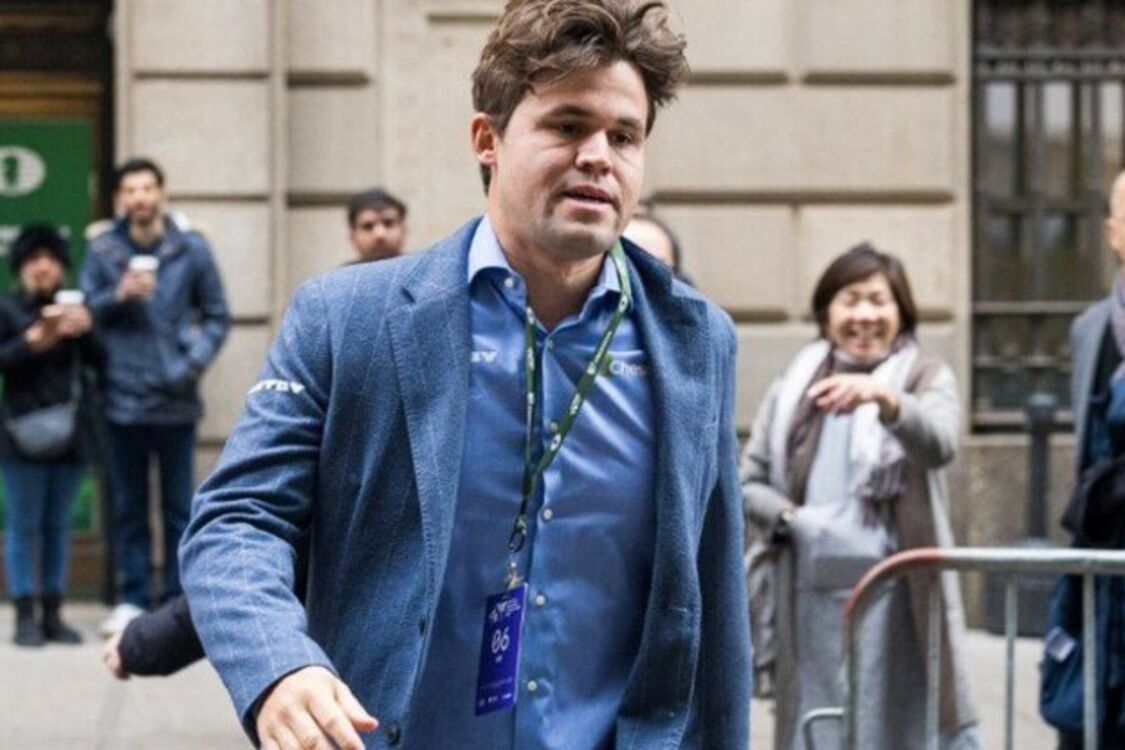 Чемпіона світу з шахів Магнуса Карлсена в середині гри прибрали з турніру через джинси