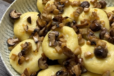 Potato dumplings with chicken and mushrooms: a recipe for a delicious dinner