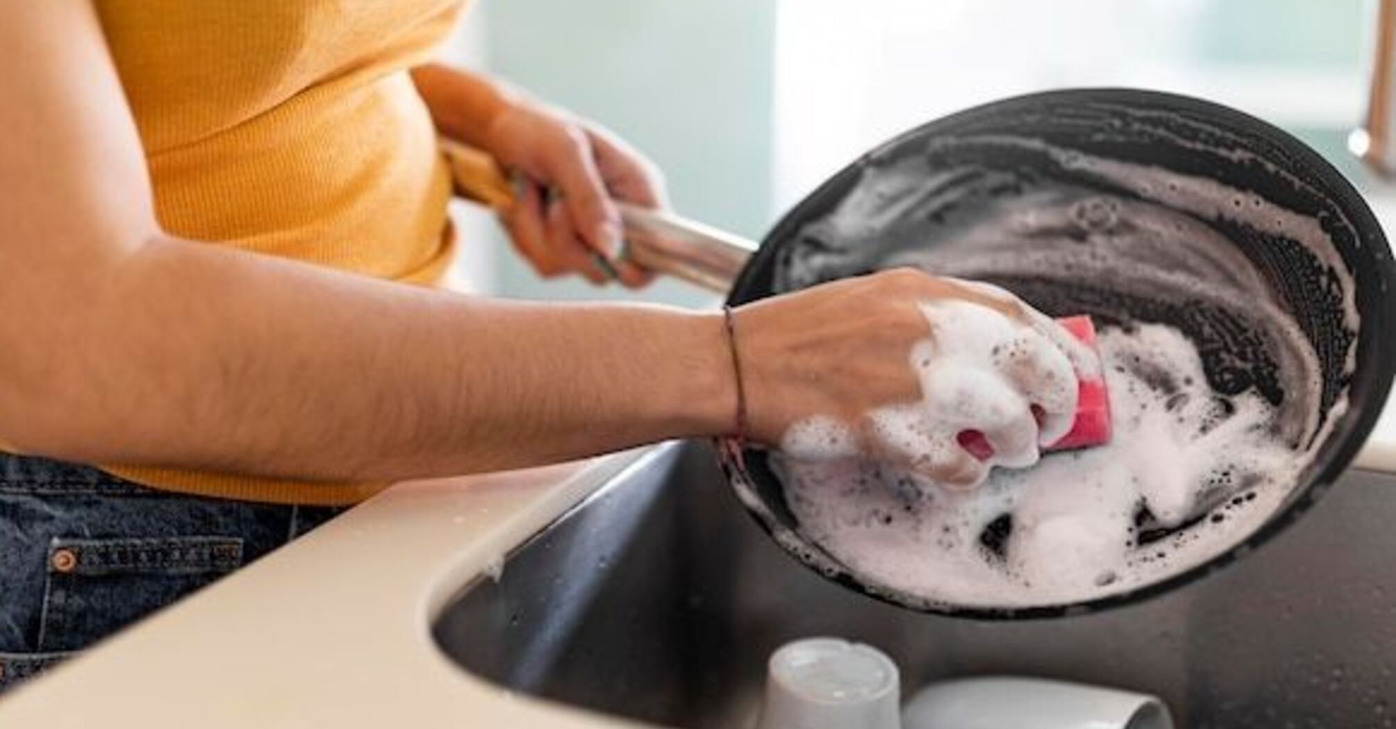 How to clean a dirty frying pan without chemicals: Useful tips