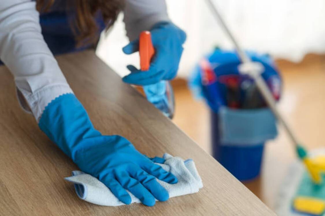 Что не стоит чистить водой: 5 полезных советов от опытных домохозяек