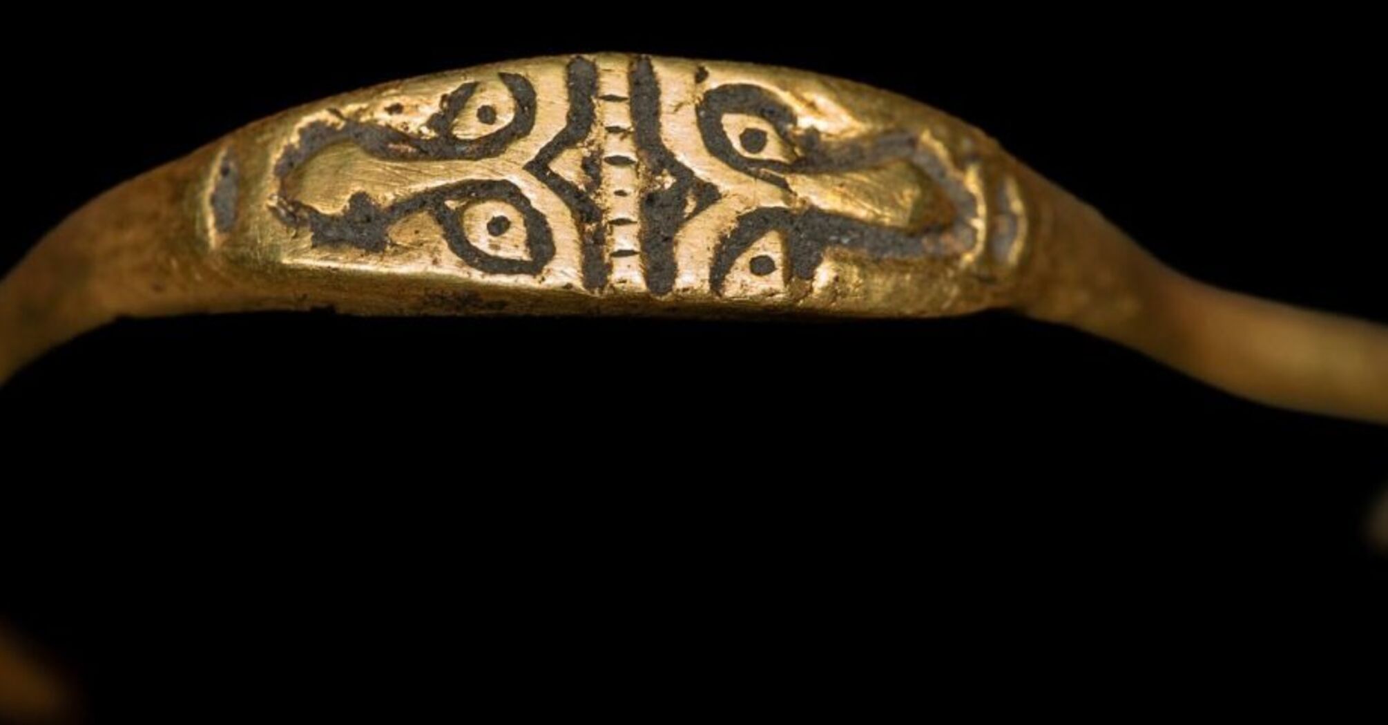 Unikalny złoty pierścionek o dwóch twarzach znaleziony w Polsce (foto)