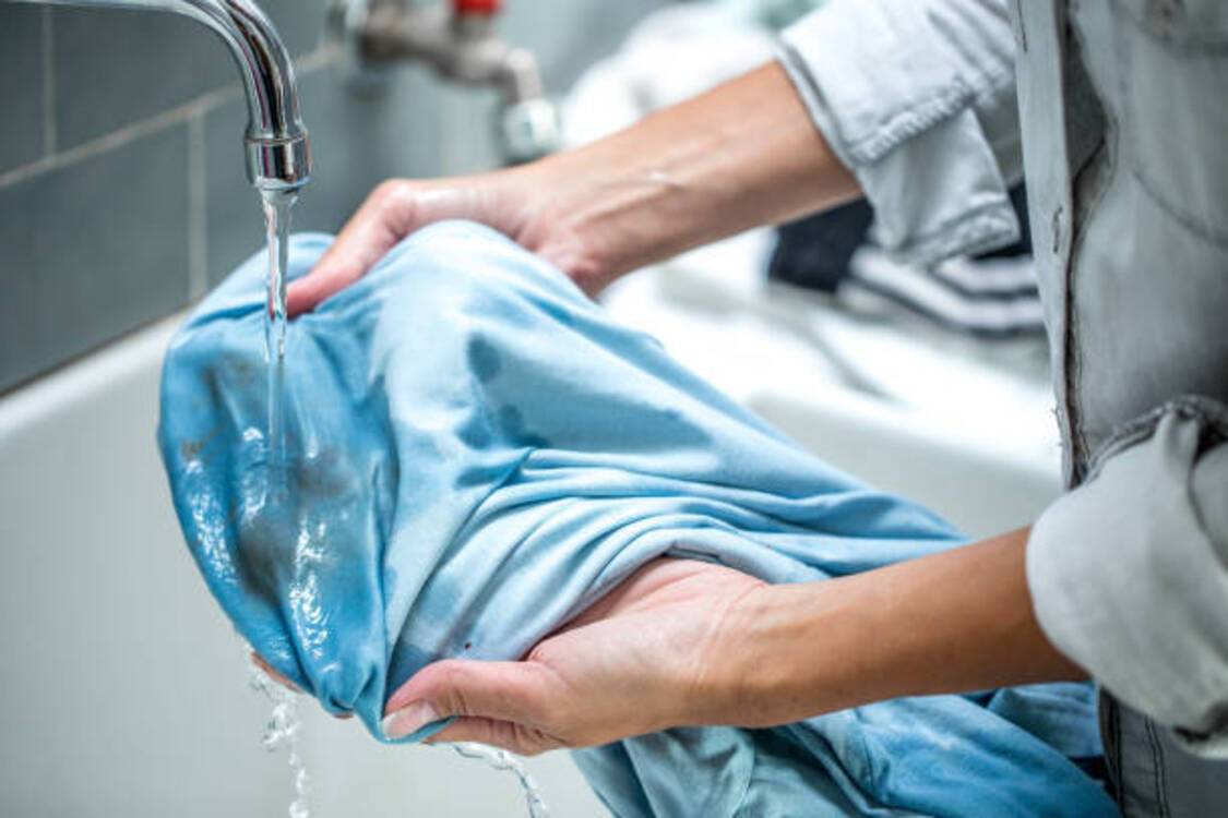 Как удалить пятна крови из одежды: три полезных лайфхака