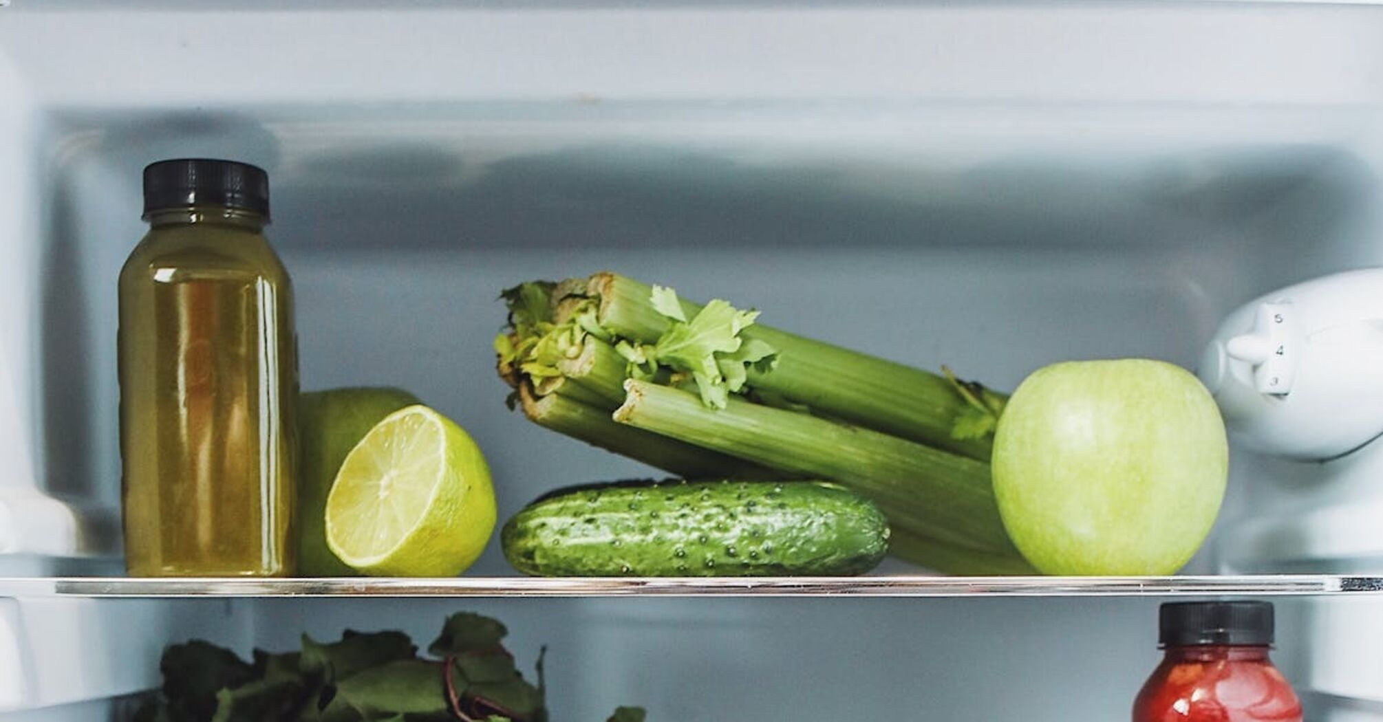 Поставьте уксус в холодильник: сможете решить сразу две проблемы