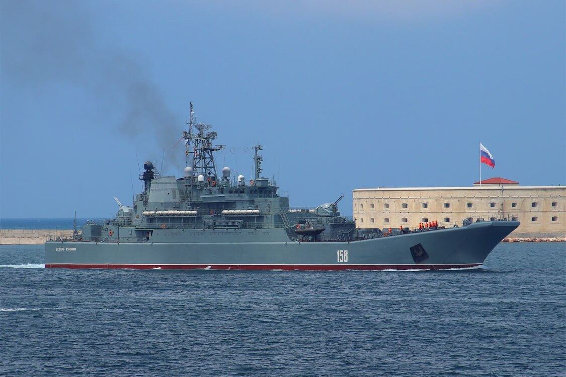 У ГУР показали кадри знищення дронами 'Magura V5' російського десантного корабля 'Цезар Куніков'