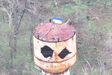 Появилось видео, как морпехи 35 ОБрМП установили флаг Украины в Крынках