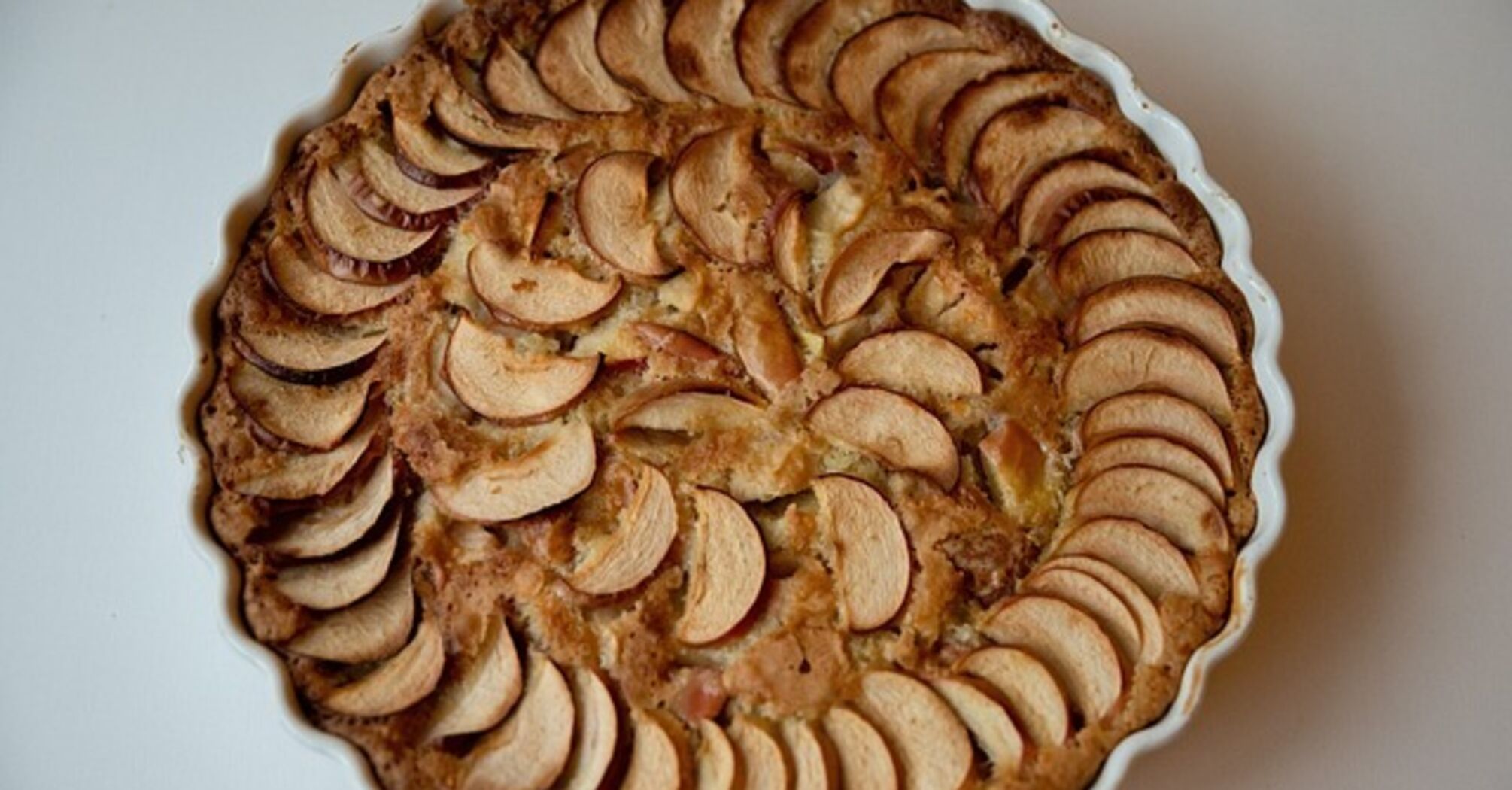 Приготування яблучної шарлотки: поради, як створити ідеальний десерт