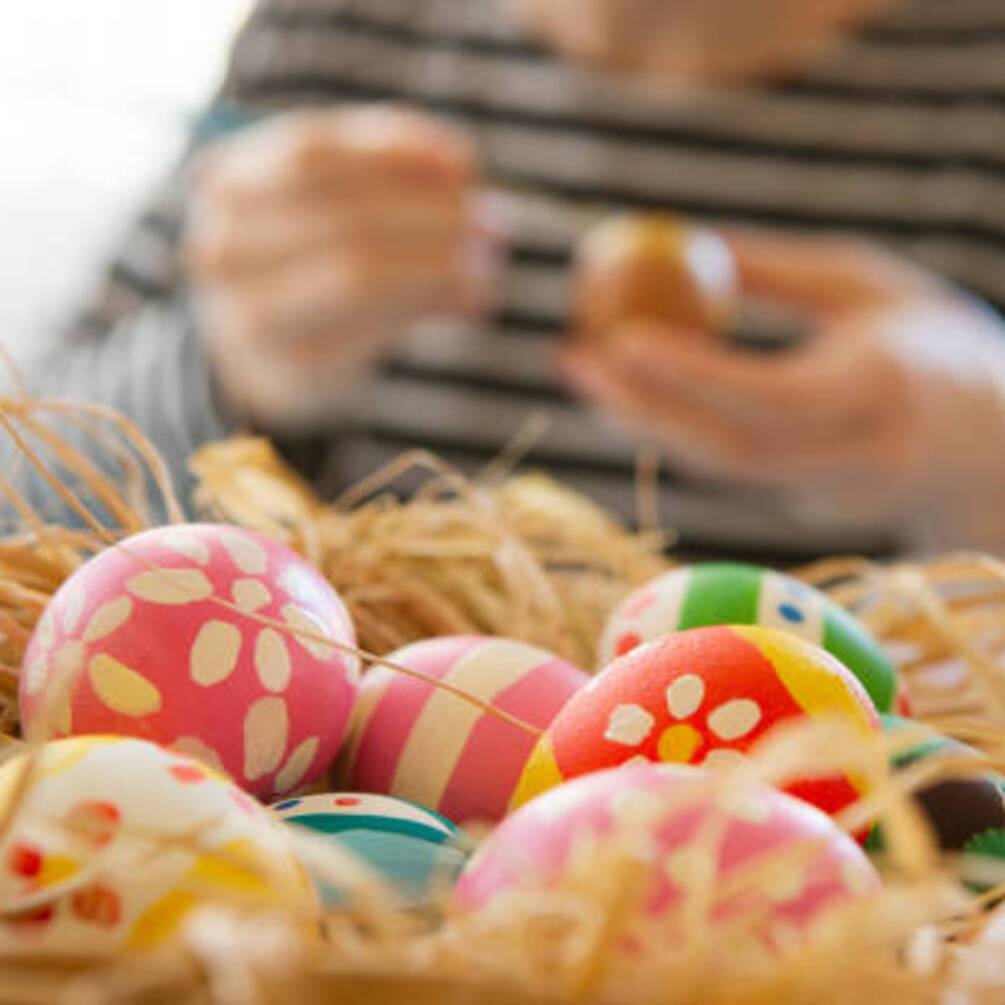Как покрасить пасхальные яйца: креативные и бюджетные советы
