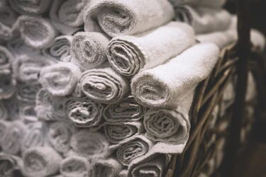 Natural and effective methods for restoring the freshness of towels