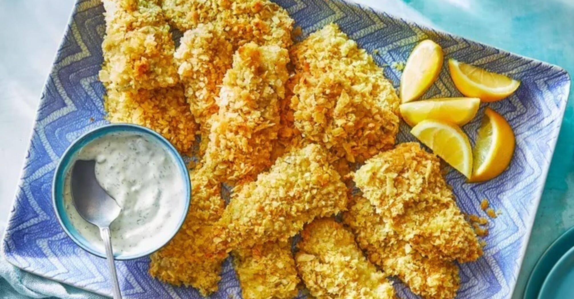 Хрустящие рыбные палочки с картофельными чипсами: блюдо, после которого захочется добавки
