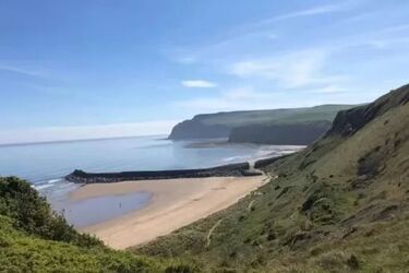 Затишний британський пляж, де можна побачити дельфінів