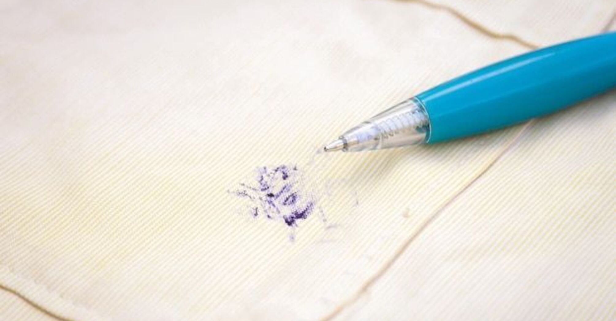 Как вывести пятно от шариковой ручки из одежды: Помогут 4 простых средства