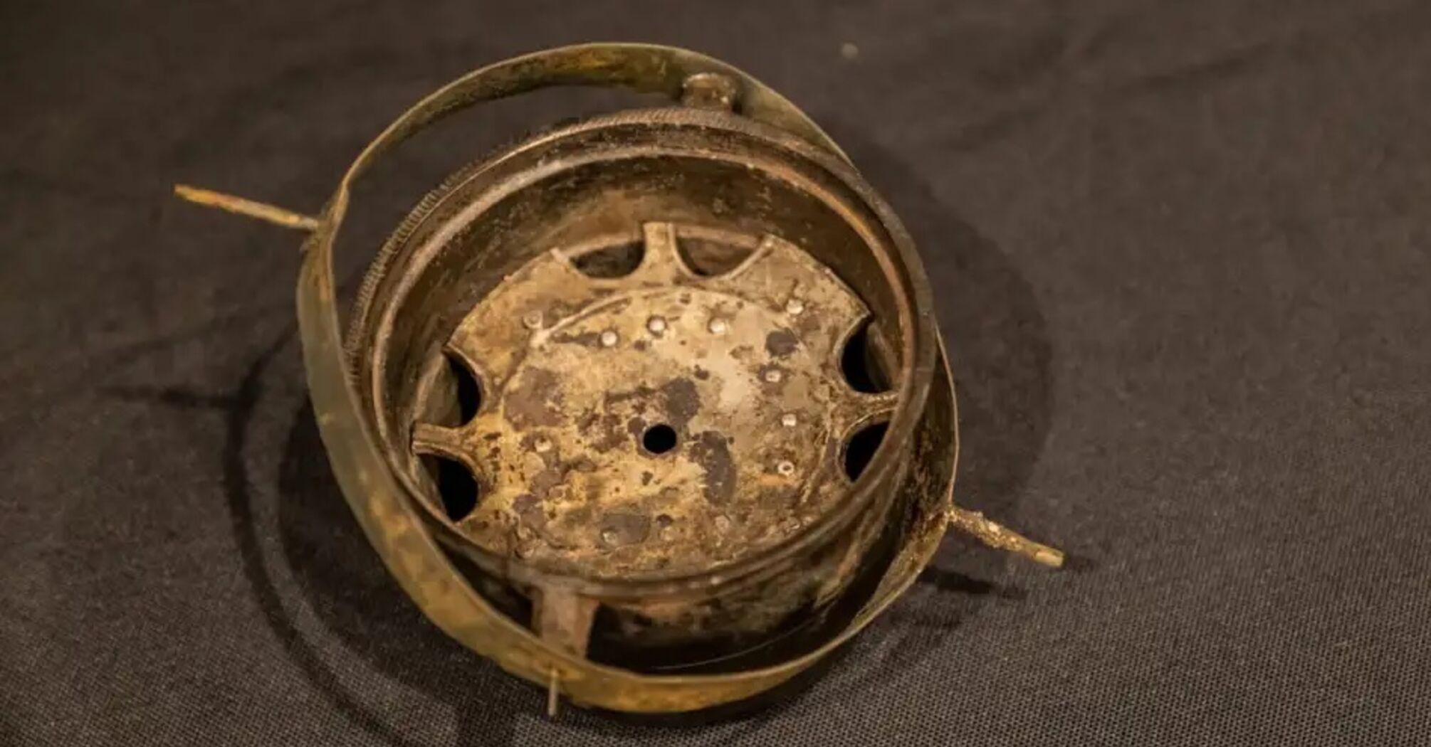 Археологи обнаружили на обломках корабля в Эстонии старейший сухой компас Европы (фото)