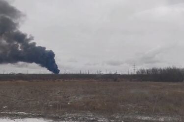 После взрыва в оккупированной Макеевке загорелась нефтебаза оккупантов (видео)