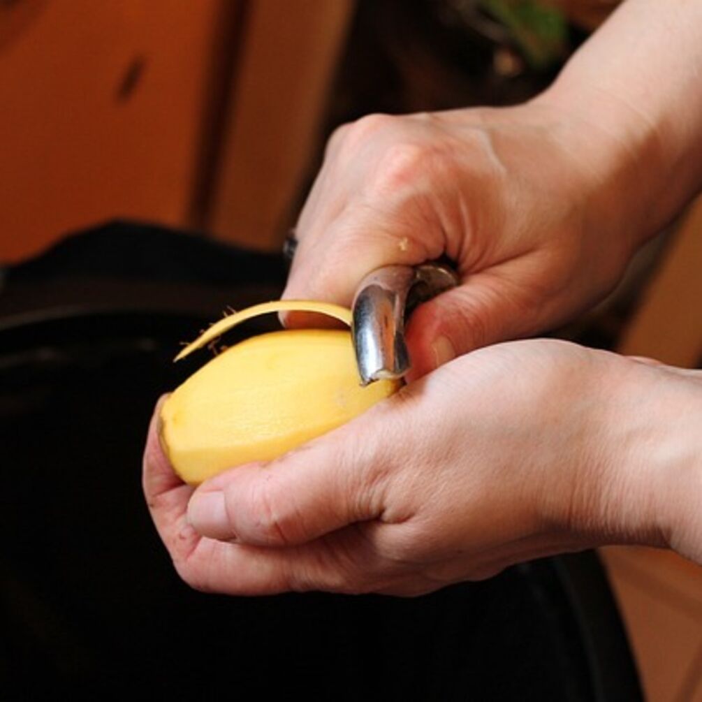 Як почистити картоплю без ножа: ефективні та практичні поради