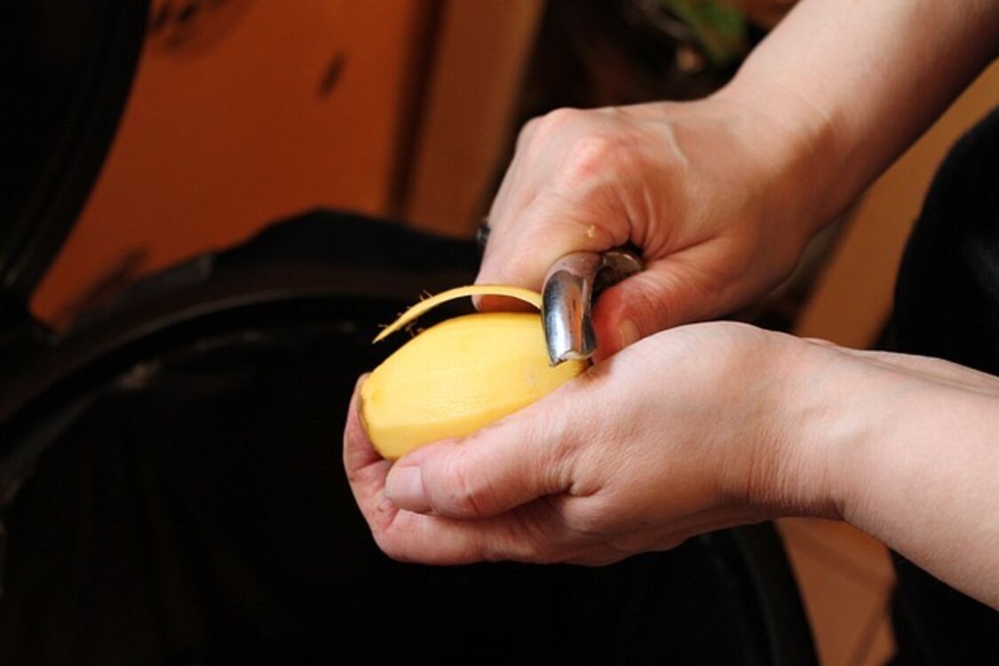 Як почистити картоплю без ножа: ефективні та практичні поради