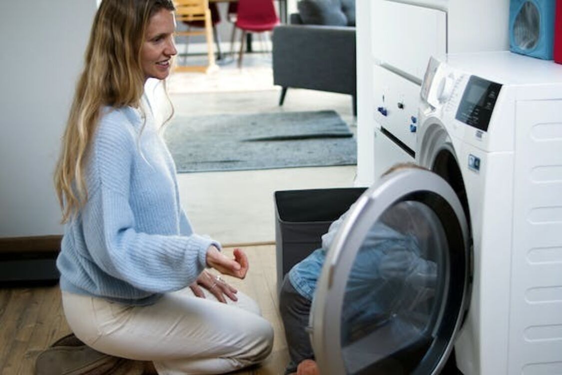 Закрывать или оставлять дверцу стиральной машины открытой: что нужно знать