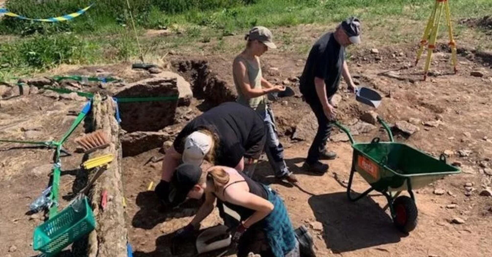 A gruesome burial was found in Sweden: skeletons of people lack skulls (photos)
