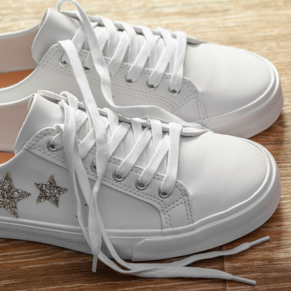 How to easily update white sneakers: Useful life hacks