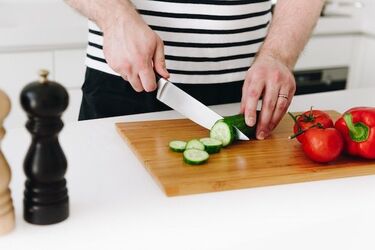 How to clean a cutting board and get rid of odor: effective tips