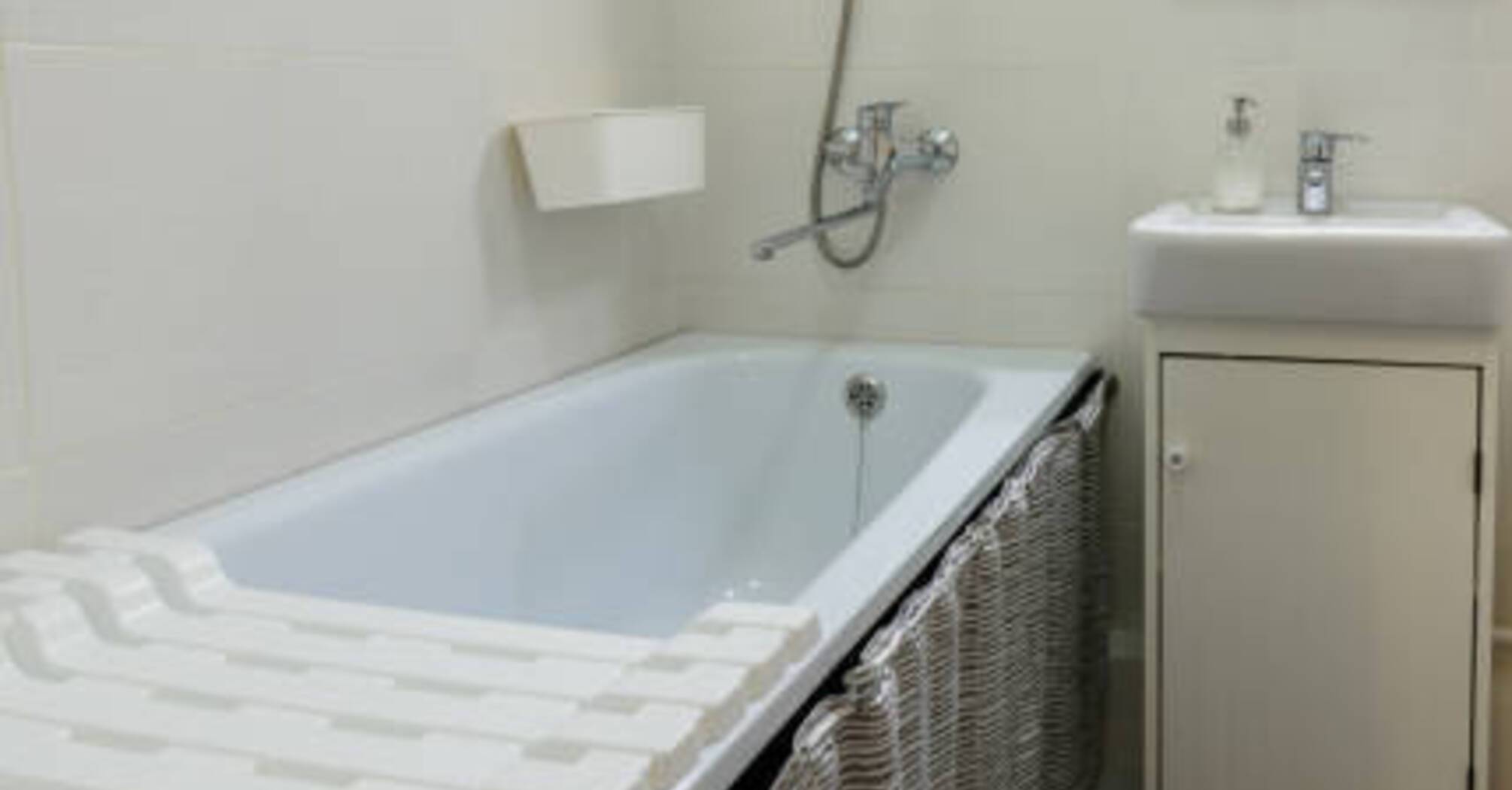 Як почистити акрилову ванну, не пошкодивши покриття: 5 ефективних порад