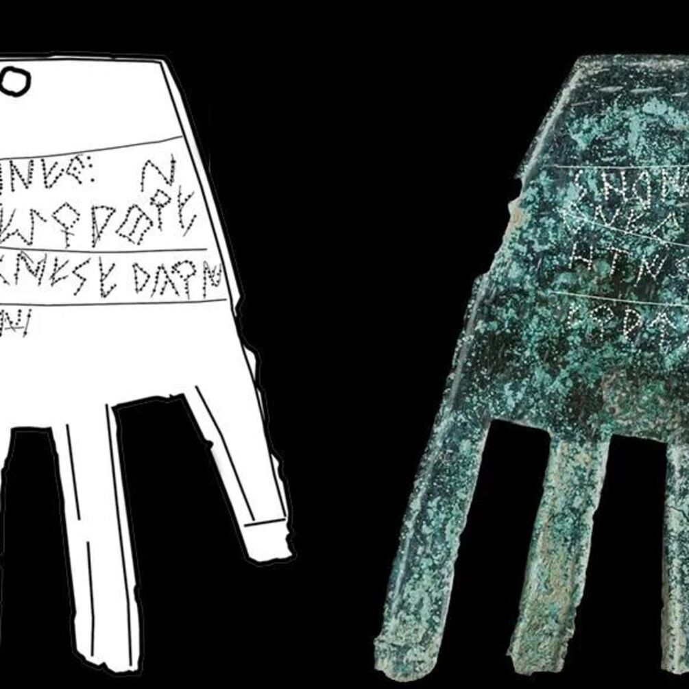 Археологи нашли бронзовую руку, расписанную на одном из древнейших языков мира (фото и видео)