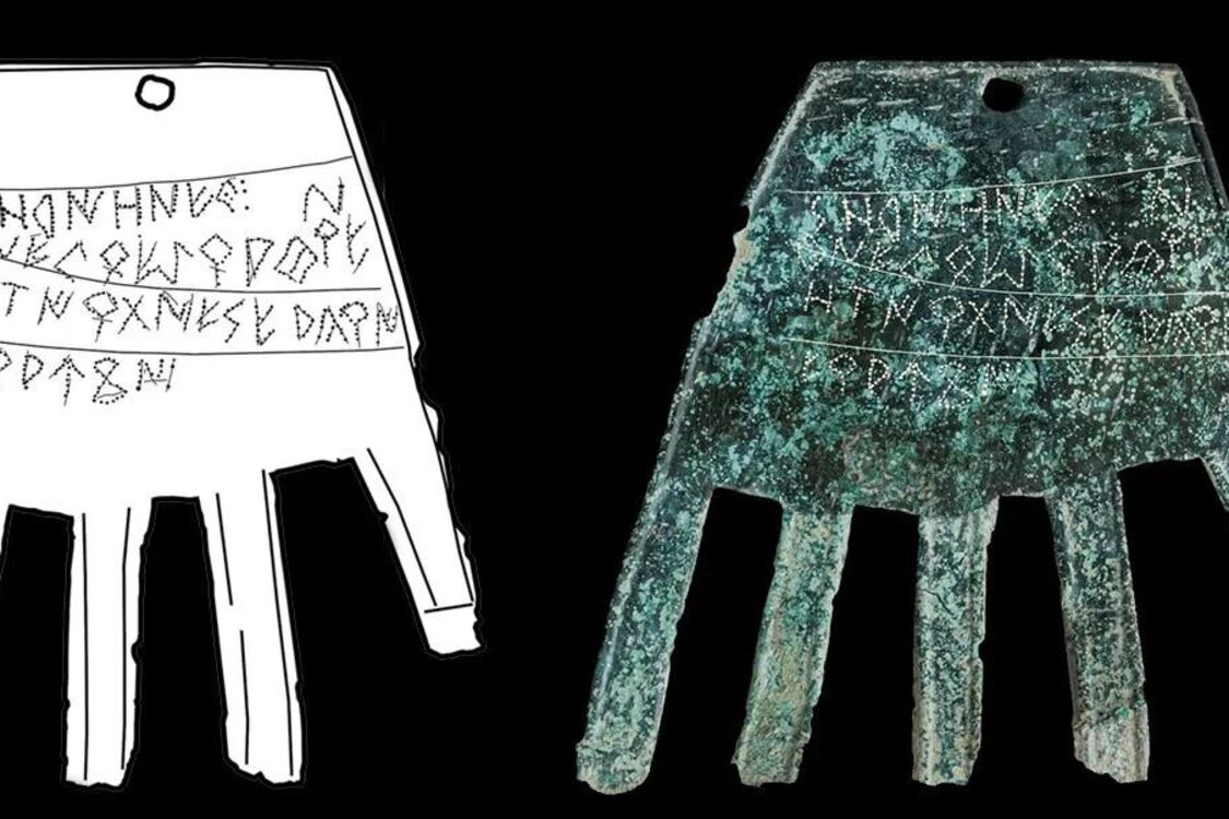 Археологи знайшли бронзову руку, розписану однією з найдавніших мов світу (фото та відео)