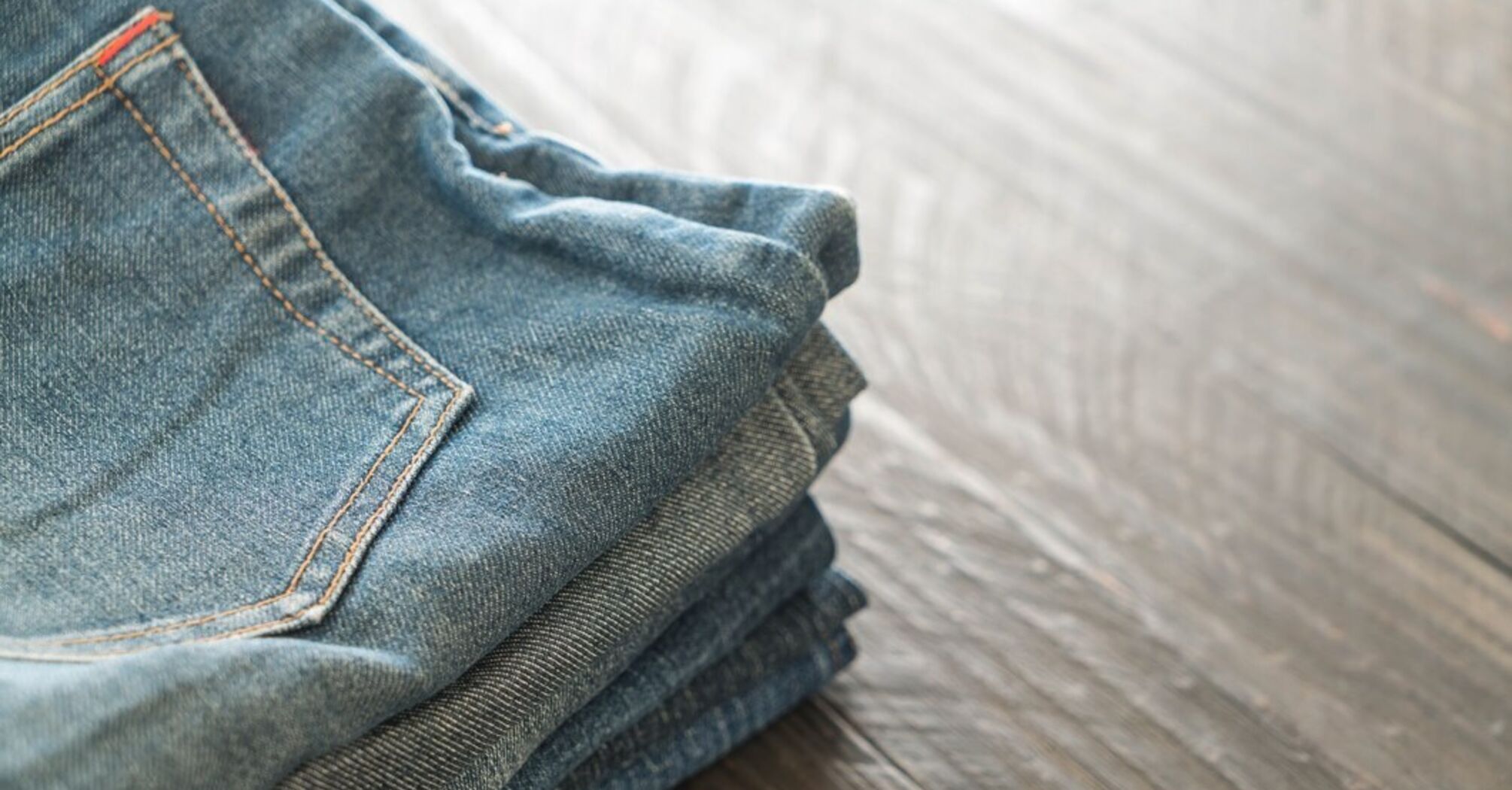 Як правильно прати джинси, щоб вони не втратили колір: корисні поради