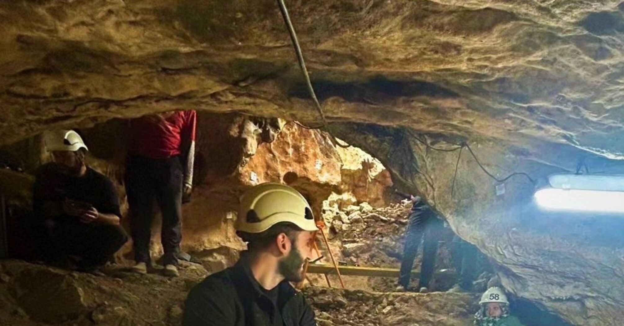 A cave-tomb with thousands of human and animal skeletons discovered in Spain (photo)