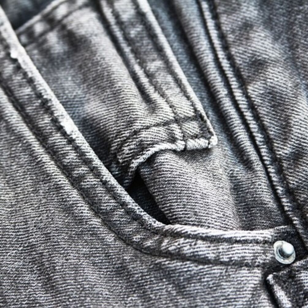Як прати чорні джинси, щоб зберігали яскравий колір: лайфхак від господинь 