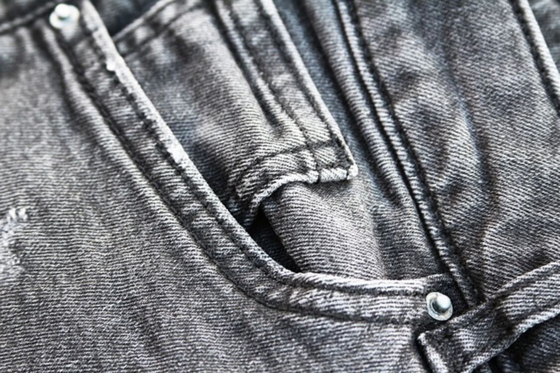 Як прати чорні джинси, щоб зберігали яскравий колір: лайфхак від господинь 