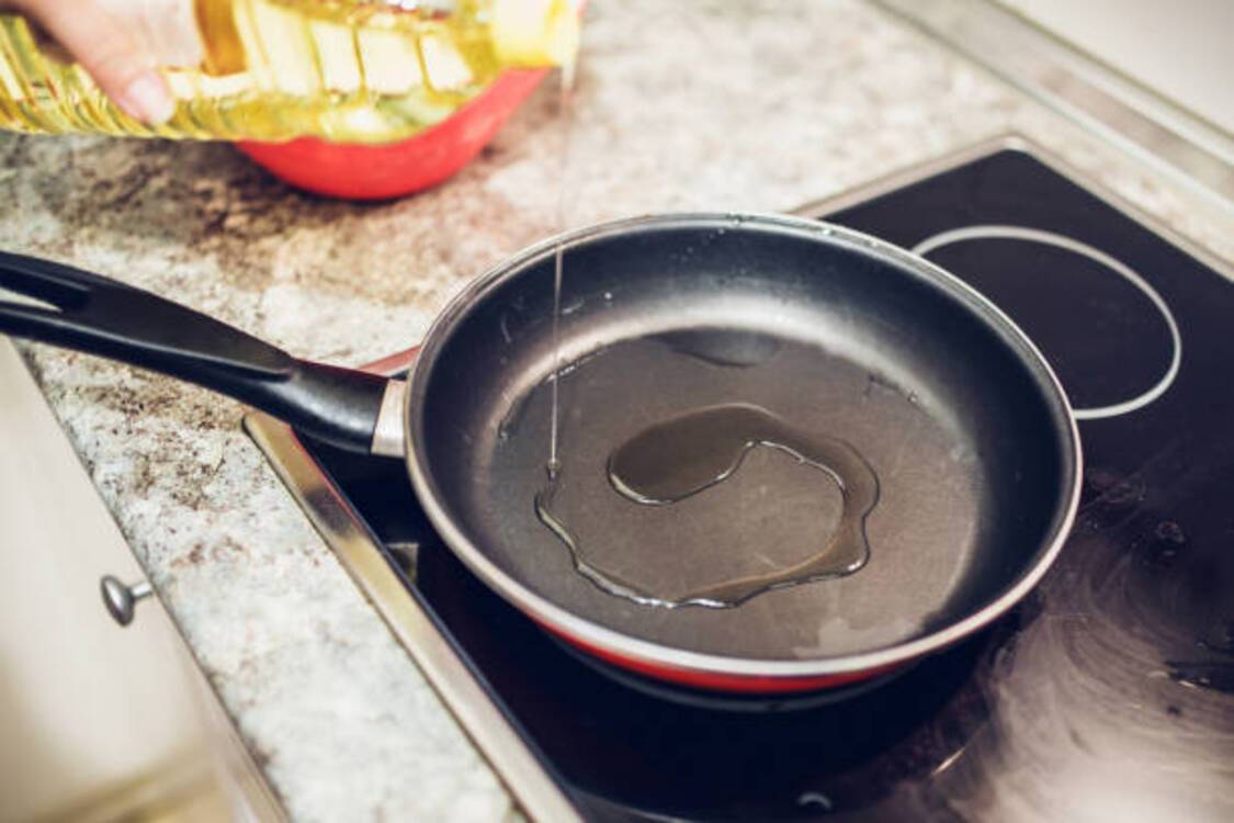 Як запобігти прилипанню їжі до сковорідки: практичні поради