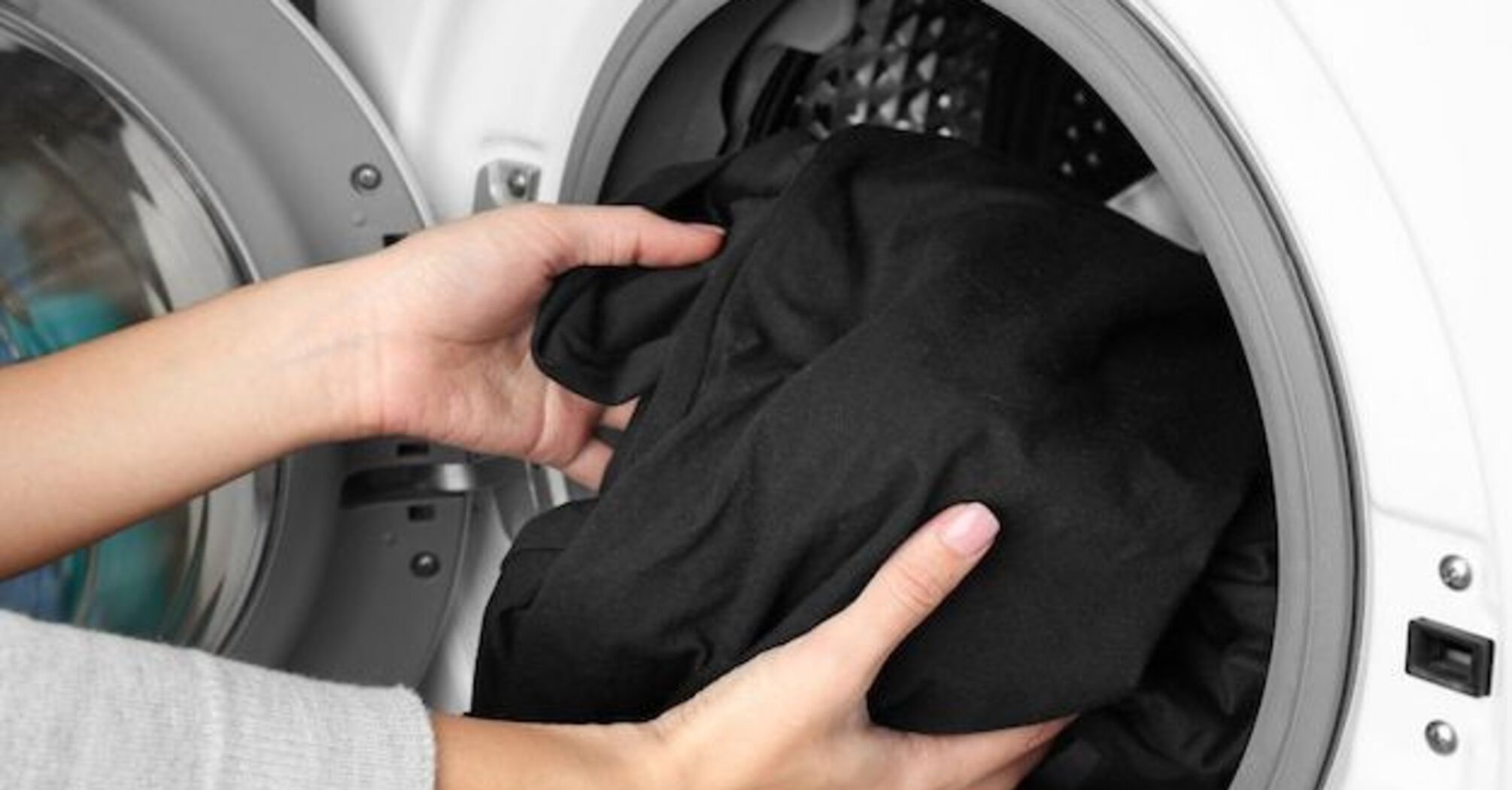 Как стирать черную одежду в стиральной машине: советы по сохранению качества и цвета ткани