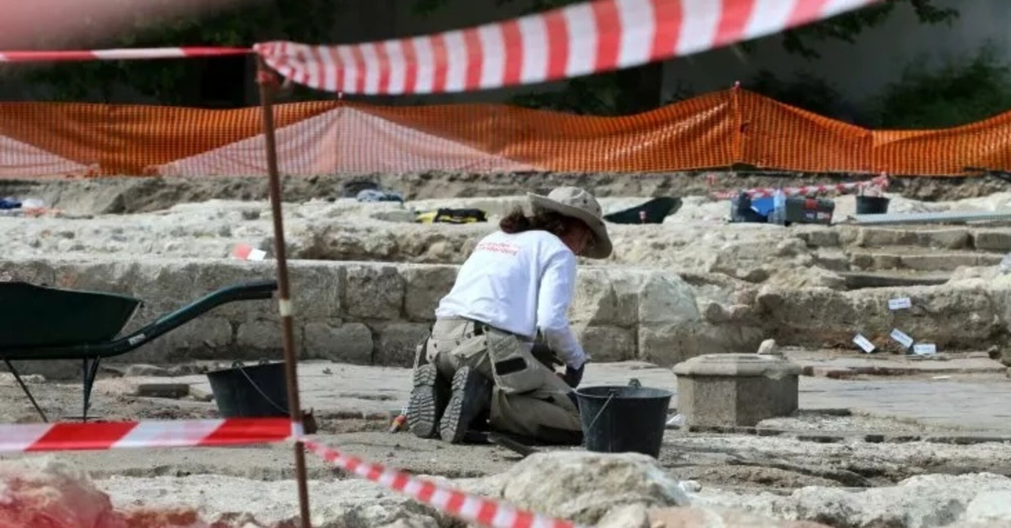 Тысячу человеческих скелетов нашли на территории аббатства во Франции (фото)