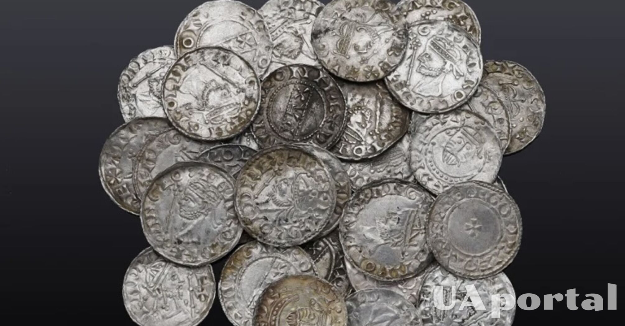 В Англії знайшли 122 срібні монети віком 1000 років в чудовому стані 
