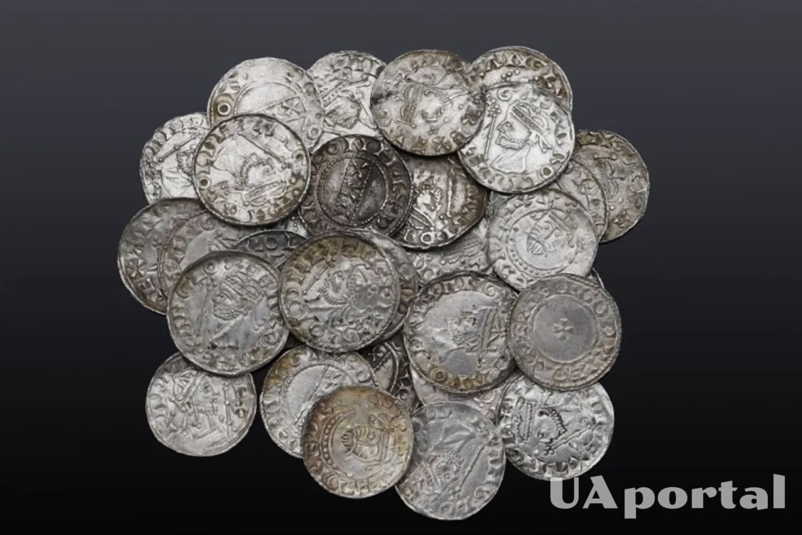 В Англії знайшли 122 срібні монети віком 1000 років в чудовому стані 
