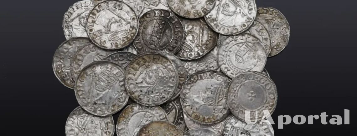 В Англии нашли 122 серебряные монеты в возрасте 1000 лет в отличном состоянии
