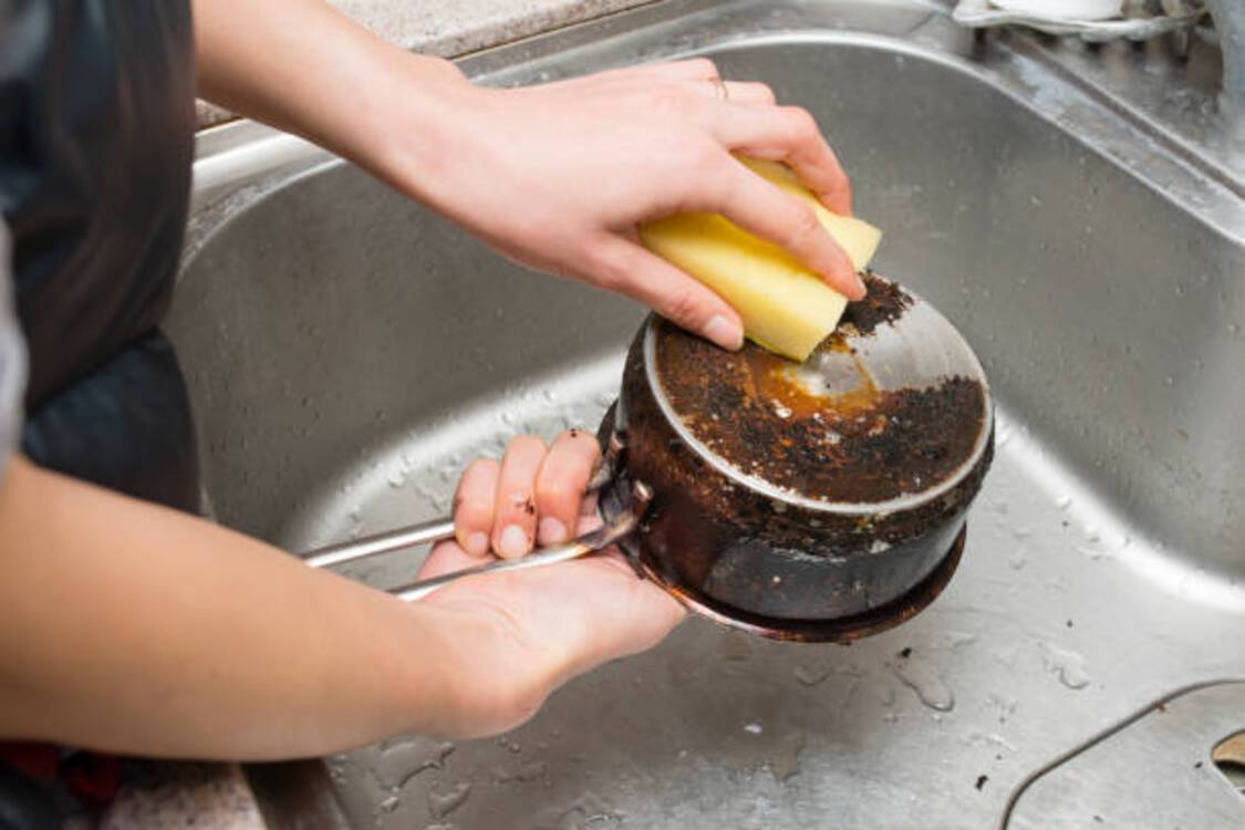 Як позбутися нагару та кіптяви на сковорідці: 5 практичних порад