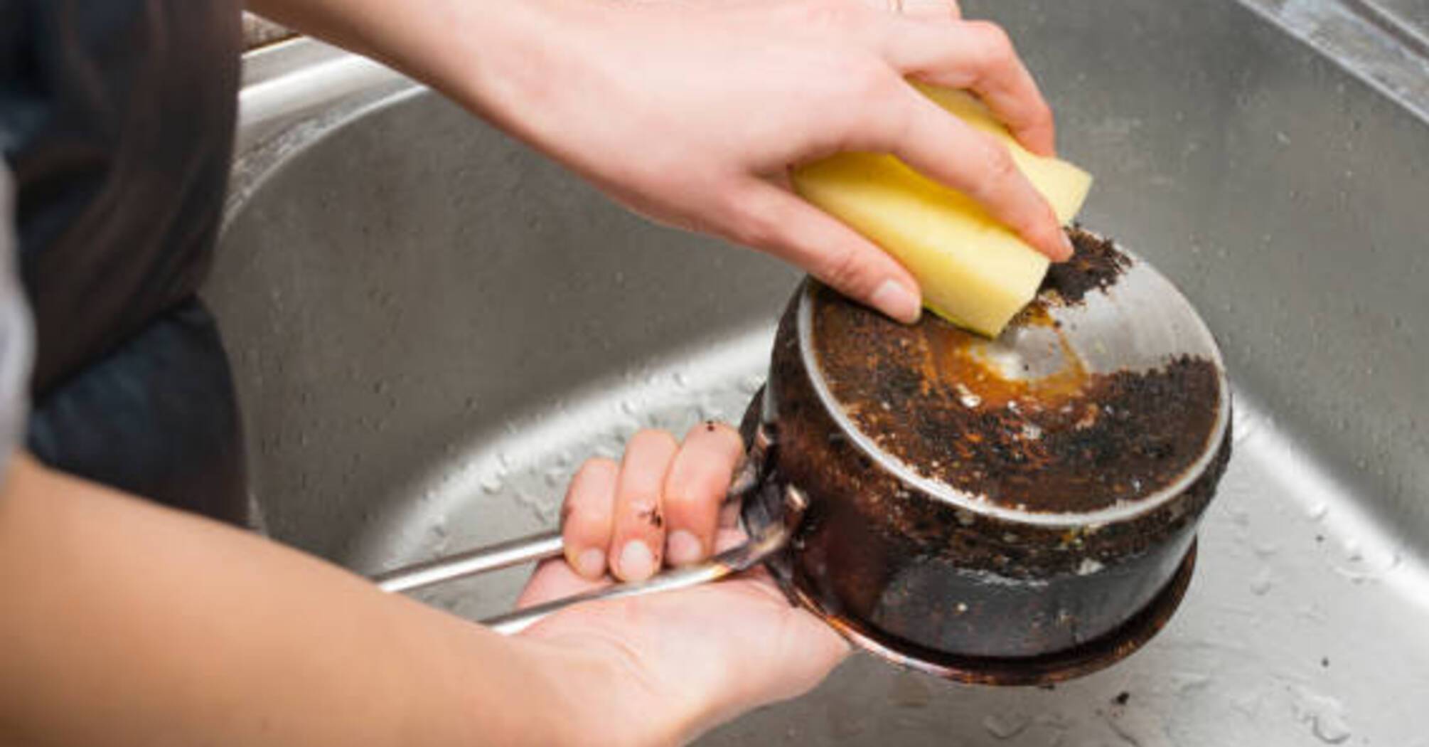 Як позбутися нагару та кіптяви на сковорідці: 5 практичних порад