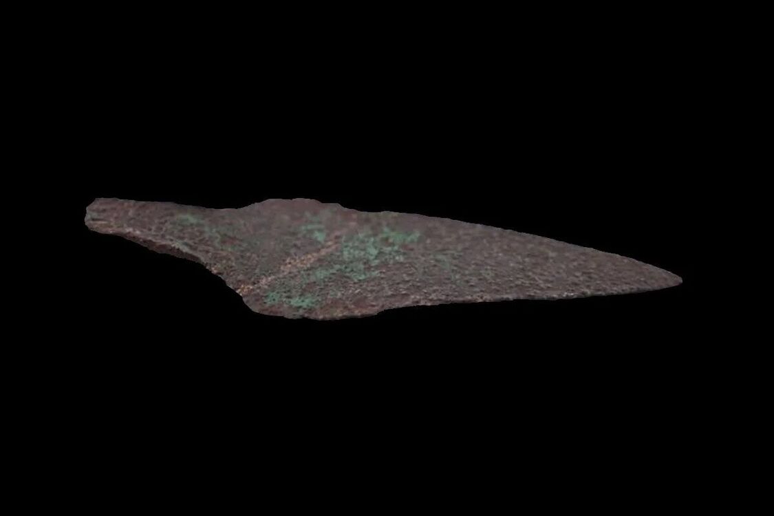 У Польщі знайшли рідкісний 4000-річний мідний кинджал, який походить з України (фото)