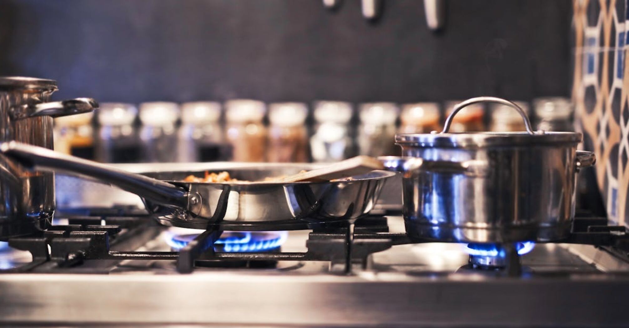 How to effectively clean burnt stainless steel pans without scratching them: expert tips