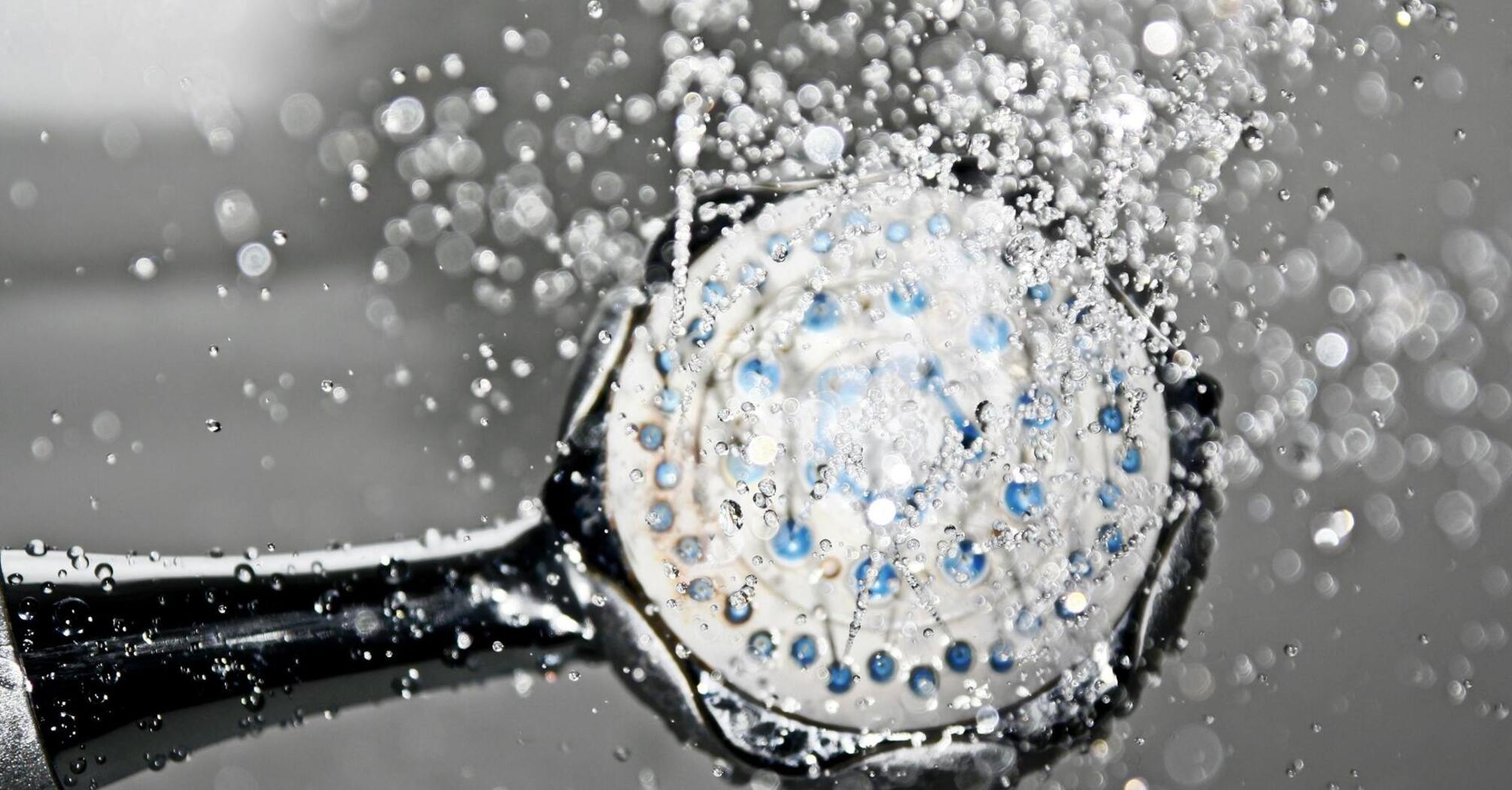 Як очистити душову лійку від нальоту: 3 корисні лайфхаки